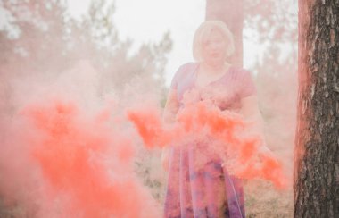 Güzel tombul bir bayan portresi, zarif bir hayat tarzı, renkli bir bombayla gezen Amerikalı tombul bir kadın.