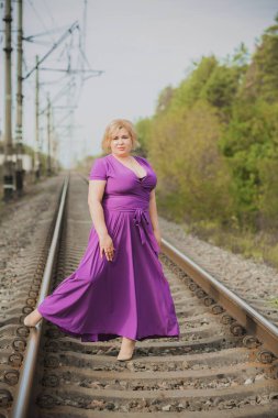 Güzel tombul bir bayan portresi, zarif bir hayat tarzı, renkli bir bombayla gezen Amerikalı tombul bir kadın.