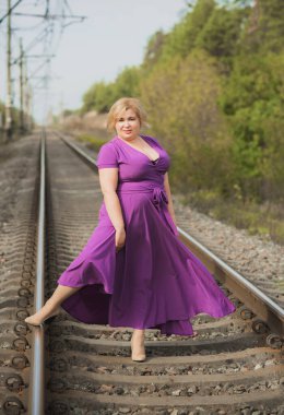 Güzel tombul bir bayan portresi, zarif bir hayat tarzı, renkli bir bombayla gezen Amerikalı tombul bir kadın.