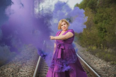 Güzel tombul bir bayan portresi, zarif bir hayat tarzı, renkli bir bombayla gezen Amerikalı tombul bir kadın.