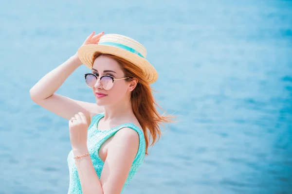 Μοντέρνο Και Ρομαντικό Γυναικείο Βλέμμα Κορίτσι Ψάθινο Καπέλο Στην Παραλία — Φωτογραφία Αρχείου