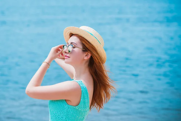 时尚而浪漫的女人的样子 在海滩上戴草帽 身穿青绿色连衣裙的女孩 — 图库照片