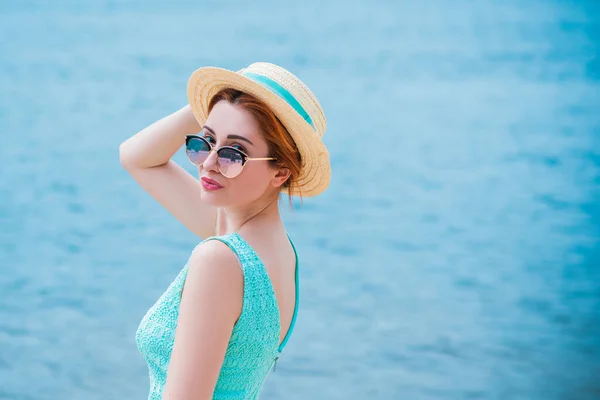 Μοντέρνο Και Ρομαντικό Γυναικείο Βλέμμα Κορίτσι Ψάθινο Καπέλο Στην Παραλία — Φωτογραφία Αρχείου
