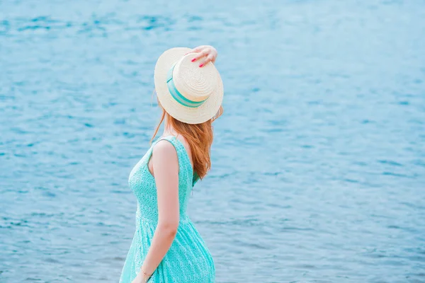 Look Femminile Alla Moda Romantico Ragazza Cappello Paglia Spiaggia Abito — Foto Stock