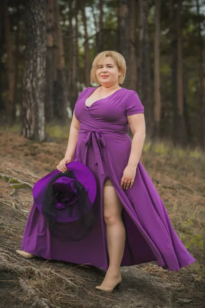 Güzel, tombul bir kadın portresi, zarif bir hayat tarzı, kaliteli unsurları olan, Amerikan tombul bir kadın.