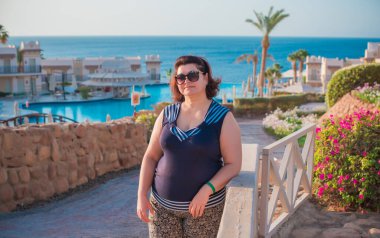 Ayrıca tatilde beden ölçülerinde bir bayan, tatillerde ve hayatın tadını çıkarın, olgun kadın hayatı, vücut pozitifliği. 