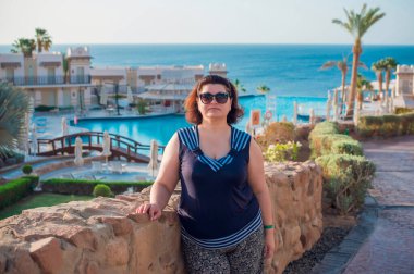 Ayrıca tatilde beden ölçülerinde bir bayan, tatillerde ve hayatın tadını çıkarın, olgun kadın hayatı, vücut pozitifliği. 