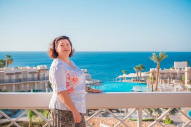 Ayrıca tatilde beden ölçülerinde bir bayan, tatillerde ve hayatın tadını çıkarın, olgun kadın hayatı, vücut pozitifliği. 