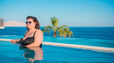 Ayrıca tatilde beden ölçülerinde bir bayan, tatillerde ve hayatın tadını çıkarın, olgun kadın hayatı, vücut pozitifliği. 