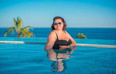 Ayrıca tatilde beden ölçülerinde bir bayan, tatillerde ve hayatın tadını çıkarın, olgun kadın hayatı, vücut pozitifliği. 