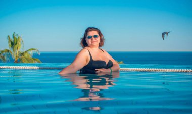 Ayrıca tatilde beden ölçülerinde bir bayan, tatillerde ve hayatın tadını çıkarın, olgun kadın hayatı, vücut pozitifliği. 