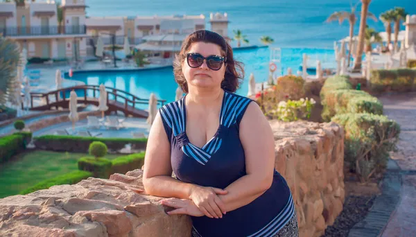 Ayrıca tatilde beden ölçülerinde bir bayan, tatillerde ve hayatın tadını çıkarın, olgun kadın hayatı, vücut pozitifliği. 