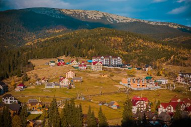 Orman ve dağ manzarası, yolculuk ve seyahat kavramı. Avrupa manzara manzarası, güzel bir yerde hafta sonu konsepti