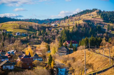 Orman ve dağ manzarası, yolculuk ve seyahat kavramı. Avrupa manzara manzarası, güzel bir yerde hafta sonu konsepti