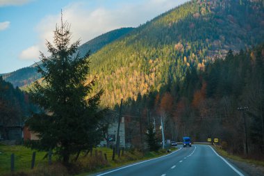 Orman ve dağlar yol manzarası, yolculuk ve seyahat kavramı