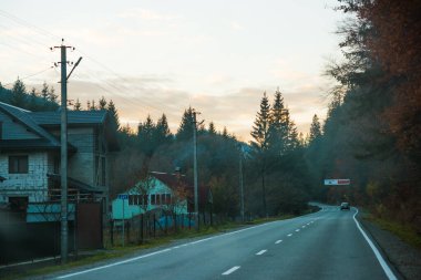 Orman ve dağlar yol manzarası, yolculuk ve seyahat kavramı