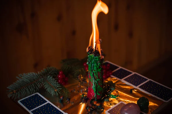 Χριστουγεννιάτικη Μαντεία Υπό Φως Των Κεριών Που Προσελκύει Αγάπη Και — Φωτογραφία Αρχείου