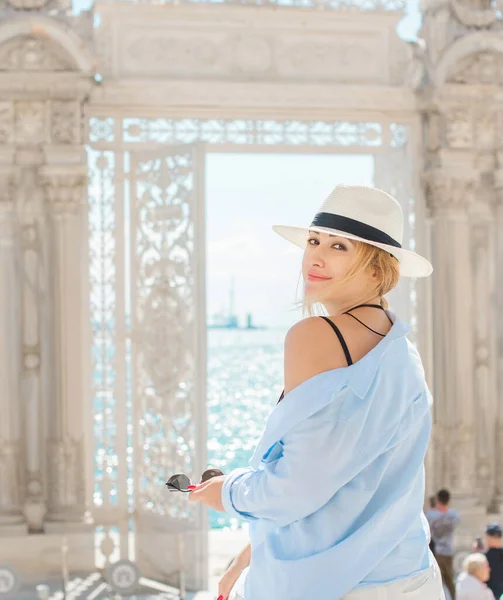 Donna Europea Moderna Città Vacanza Istanbul Concetto Viaggio — Foto Stock