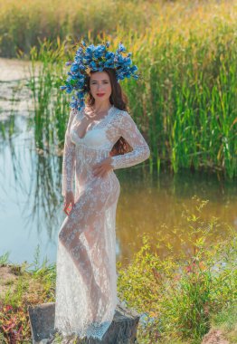 Boho tarzında olgun bir kadın. Orta yaşlı kadınların yaşam tarzı 40-50 yaş arası, kadınların güzelliği.