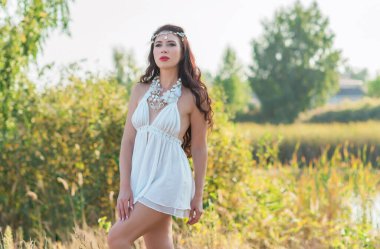 Boho tarzında olgun bir kadın. Orta yaşlı kadınların yaşam tarzı 40-50 yaş arası, kadınların güzelliği.