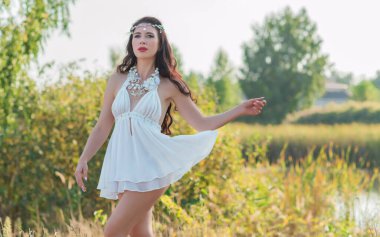 Boho tarzında olgun bir kadın. Orta yaşlı kadınların yaşam tarzı 40-50 yaş arası, kadınların güzelliği.