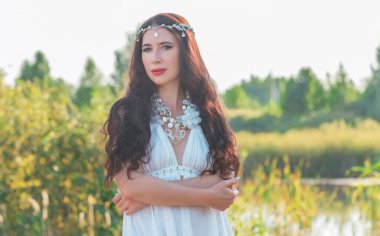 Boho tarzında olgun bir kadın. Orta yaşlı kadınların yaşam tarzı 40-50 yaş arası, kadınların güzelliği.