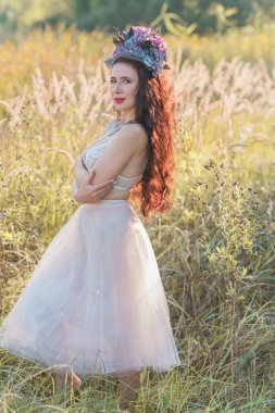 Boho tarzında olgun bir kadın. Orta yaşlı kadınların yaşam tarzı 40-50 yaş arası, kadınların güzelliği.