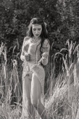 Boho tarzında olgun bir kadın. Orta yaşlı kadınların yaşam tarzı 40-50 yaş arası, kadınların güzelliği.