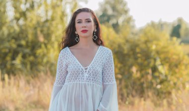 Boho tarzında olgun bir kadın. Orta yaşlı kadınların yaşam tarzı 40-50 yaş arası, kadınların güzelliği.