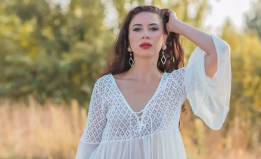 Boho tarzında olgun bir kadın. Orta yaşlı kadınların yaşam tarzı 40-50 yaş arası, kadınların güzelliği.