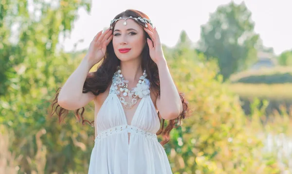 Boho tarzında olgun bir kadın. Orta yaşlı kadınların yaşam tarzı 40-50 yaş arası, kadınların güzelliği.