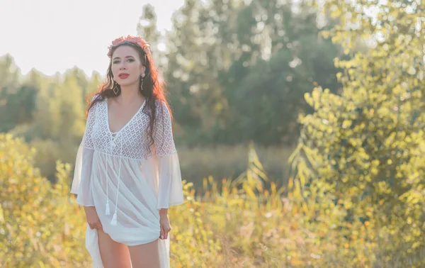 Boho tarzında olgun bir kadın. Orta yaşlı kadınların yaşam tarzı 40-50 yaş arası, kadınların güzelliği.