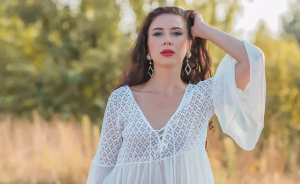 Boho tarzında olgun bir kadın. Orta yaşlı kadınların yaşam tarzı 40-50 yaş arası, kadınların güzelliği.