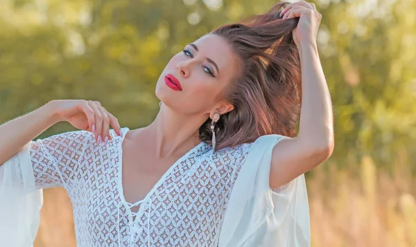 Boho tarzında olgun bir kadın. Orta yaşlı kadınların yaşam tarzı 40-50 yaş arası, kadınların güzelliği.