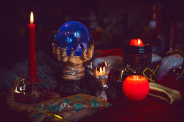 Mum ve Tarot kartlarında kış Noel öngörüsü. Büyülü, gizemli bir kavram. Astroloji ve cadı ayinleri