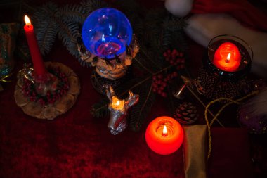 Mum ve Tarot kartlarında kış Noel öngörüsü. Büyülü, gizemli bir kavram. Astroloji ve cadı ayinleri