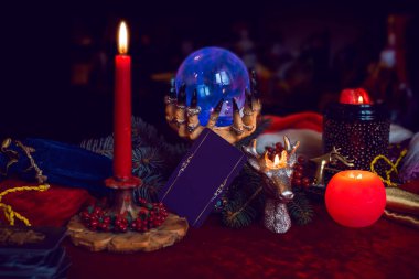 Mum ve Tarot kartlarında kış Noel öngörüsü. Büyülü, gizemli bir kavram. Astroloji ve cadı ayinleri
