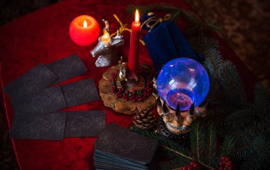 Mum ve Tarot kartlarında kış Noel öngörüsü. Büyülü, gizemli bir kavram. Astroloji ve cadı ayinleri