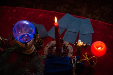 Mum ve Tarot kartlarında kış Noel öngörüsü. Büyülü, gizemli bir kavram. Astroloji ve cadı ayinleri