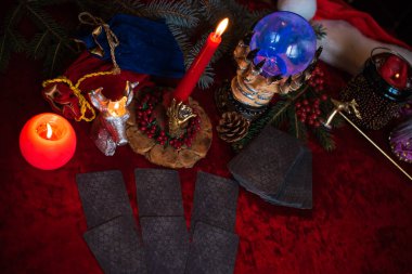 Mum ve Tarot kartlarında kış Noel öngörüsü. Büyülü, gizemli bir kavram. Astroloji ve cadı ayinleri