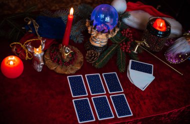 Mum ve Tarot kartlarında kış Noel öngörüsü. Büyülü, gizemli bir kavram. Astroloji ve cadı ayinleri
