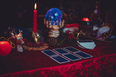 Mum ve Tarot kartlarında kış Noel öngörüsü. Büyülü, gizemli bir kavram. Astroloji ve cadı ayinleri