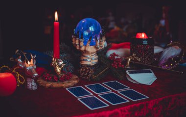 Mum ve Tarot kartlarında kış Noel öngörüsü. Büyülü, gizemli bir kavram. Astroloji ve cadı ayinleri