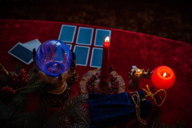Mum ve Tarot kartlarında kış Noel öngörüsü. Büyülü, gizemli bir kavram. Astroloji ve cadı ayinleri