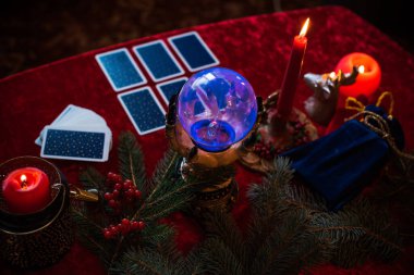 Mum ve Tarot kartlarında kış Noel öngörüsü. Büyülü, gizemli bir kavram. Astroloji ve cadı ayinleri