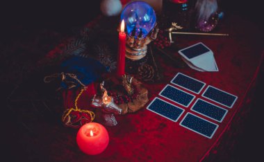 Mum ve Tarot kartlarında kış Noel öngörüsü. Büyülü, gizemli bir kavram. Astroloji ve cadı ayinleri