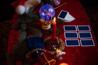 Mum ve Tarot kartlarında kış Noel öngörüsü. Büyülü, gizemli bir kavram. Astroloji ve cadı ayinleri