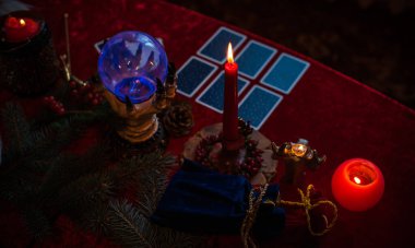 Mum ve Tarot kartlarında kış Noel öngörüsü. Büyülü, gizemli bir kavram. Astroloji ve cadı ayinleri