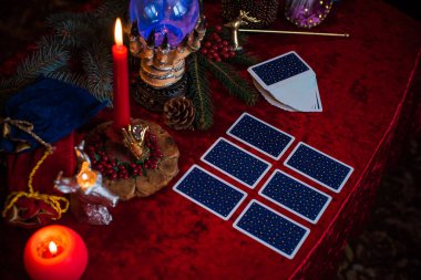 Mum ve Tarot kartlarında kış Noel öngörüsü. Büyülü, gizemli bir kavram. Astroloji ve cadı ayinleri