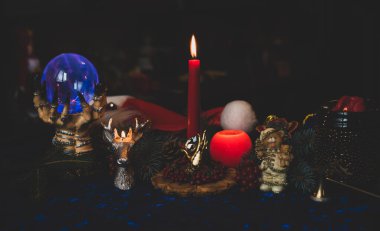 Mum ve Tarot kartlarında kış Noel öngörüsü. Büyülü, gizemli bir kavram. Astroloji ve cadı ayinleri